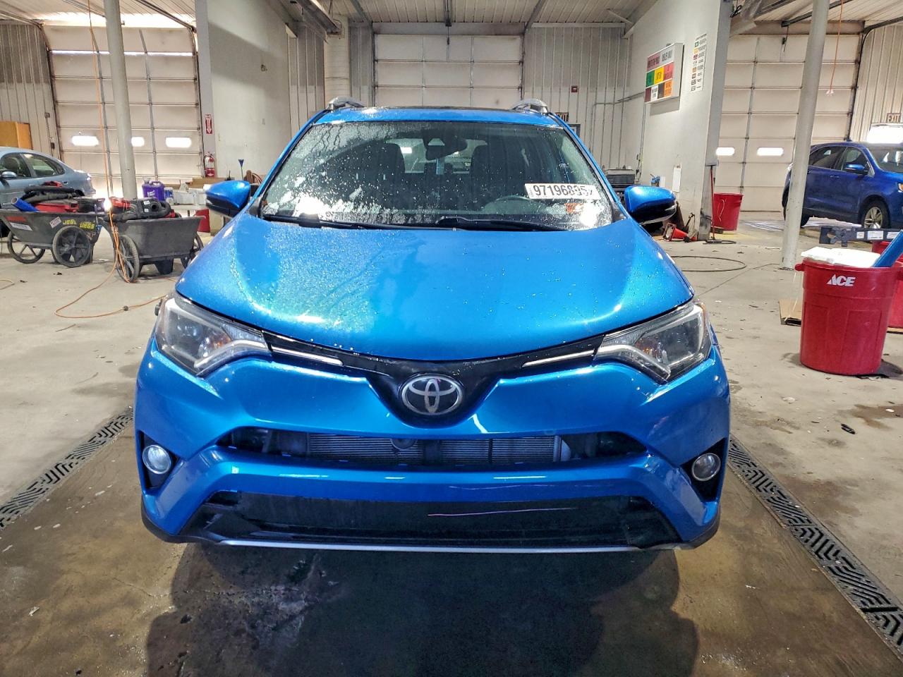 2017 TOYOTA RAV4 XLE photo 9