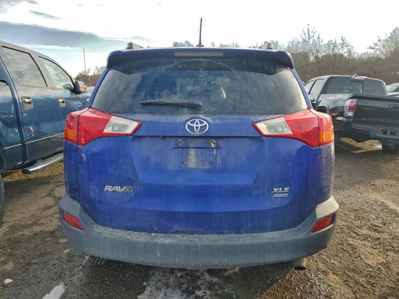2015 TOYOTA RAV4 XLE photo 6