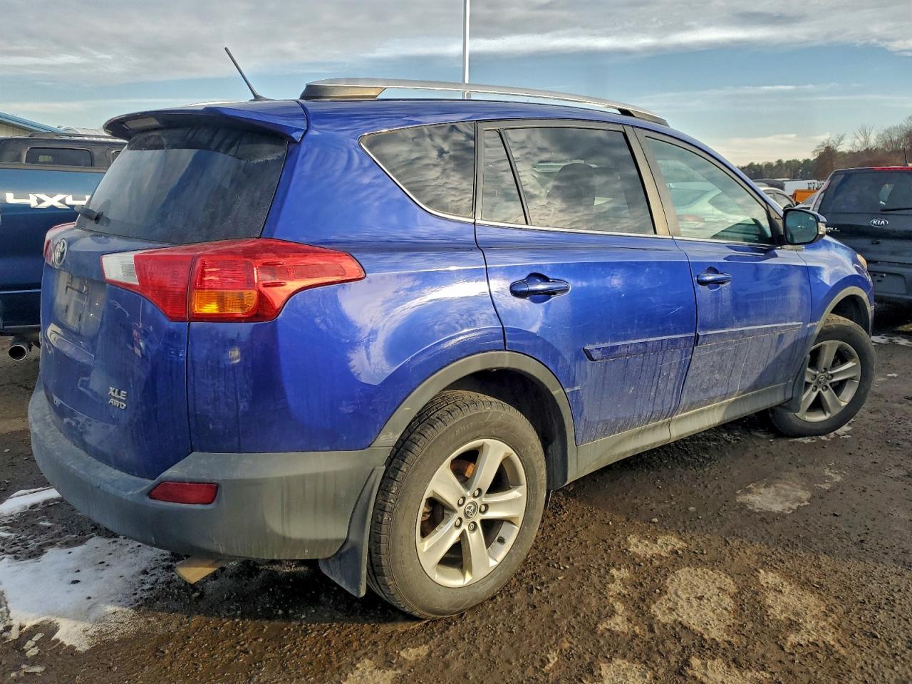 2015 TOYOTA RAV4 XLE photo 3