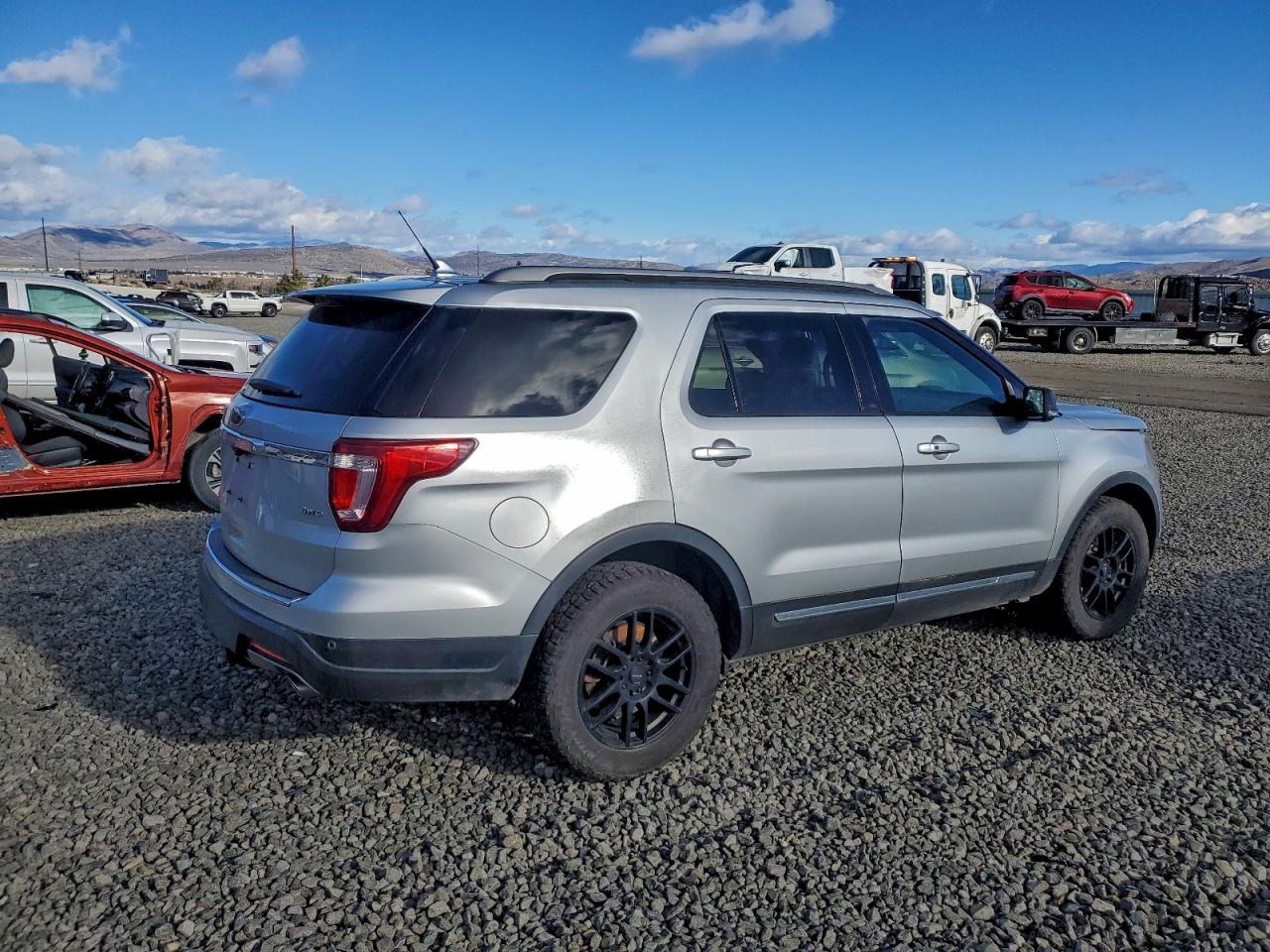 2018 FORD EXPLORER XLT photo 3