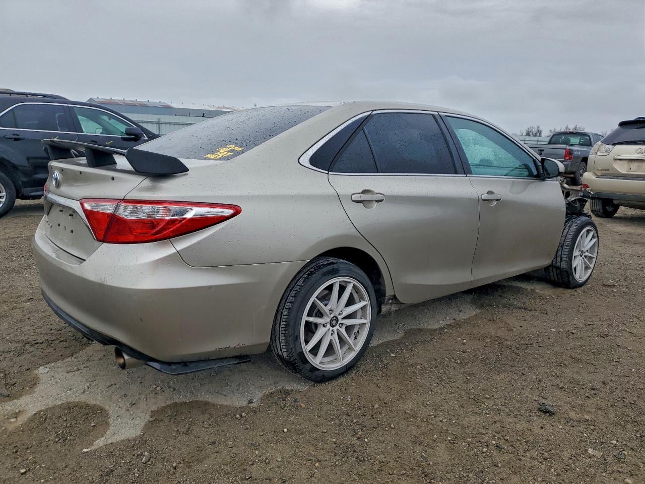2016 TOYOTA CAMRY LE photo 3
