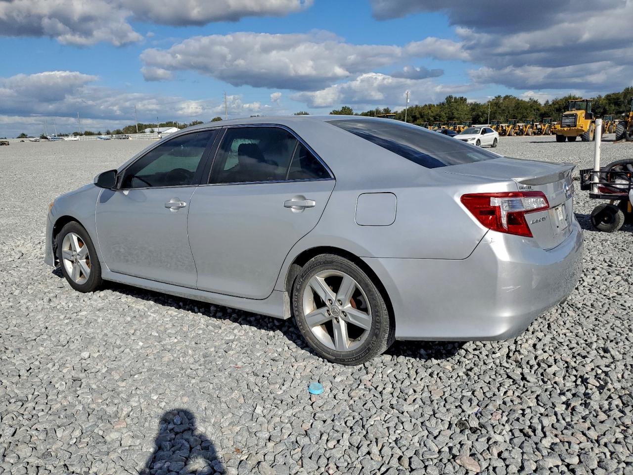 2014 TOYOTA CAMRY SE photo 2