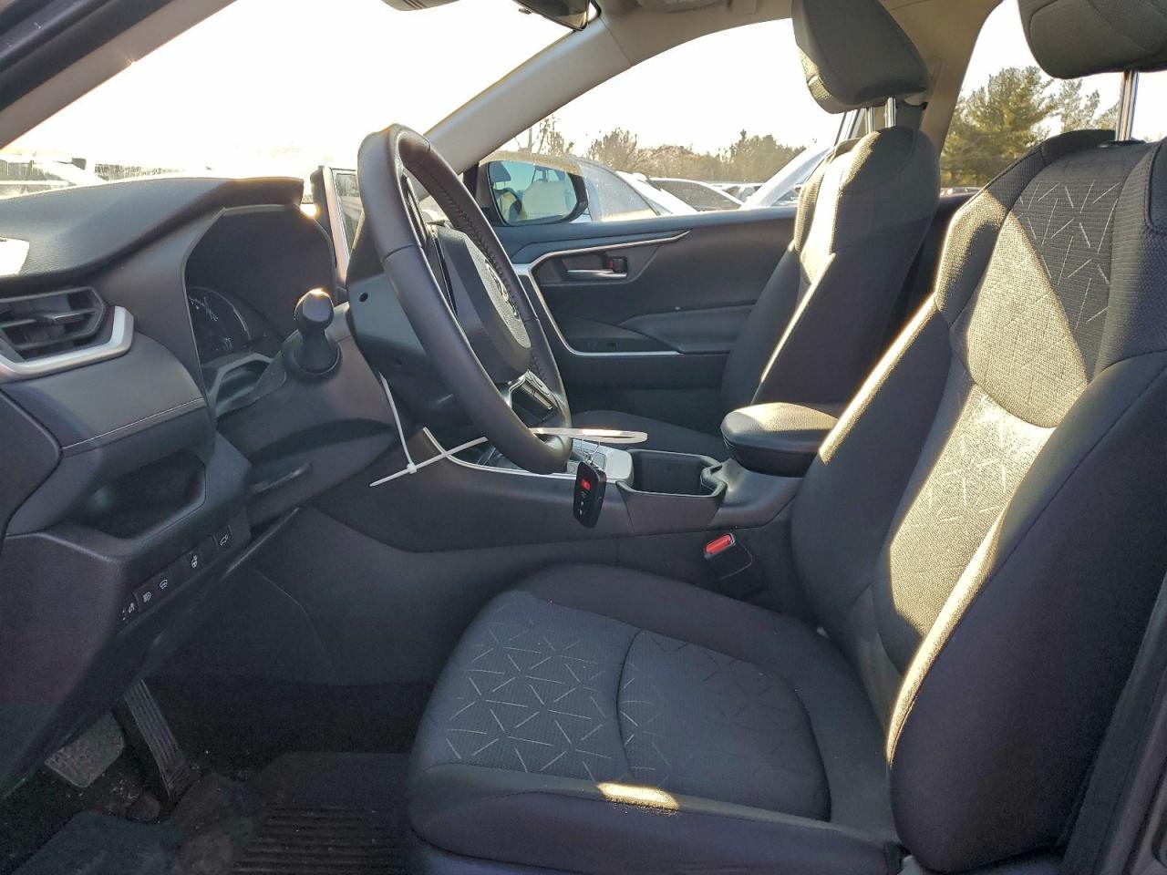 2025 TOYOTA RAV4 XLE photo 7