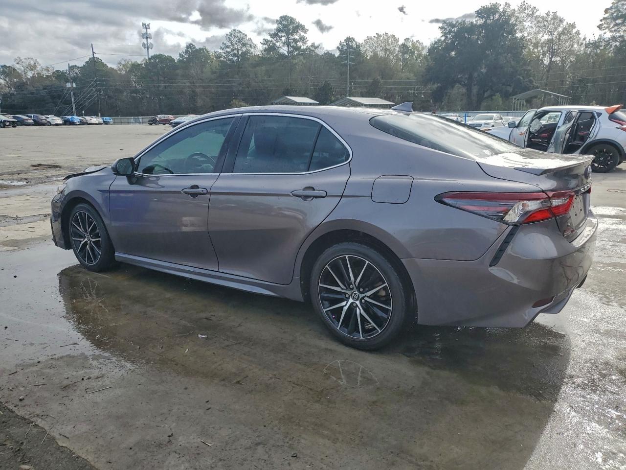 2021 TOYOTA CAMRY SE photo 2