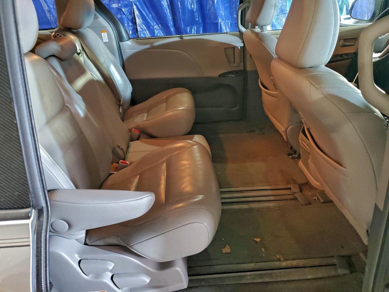 2017 TOYOTA SIENNA XLE photo 11
