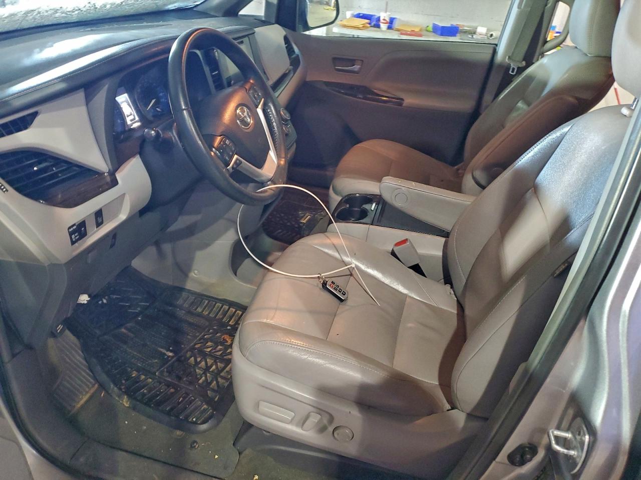 2017 TOYOTA SIENNA XLE photo 7