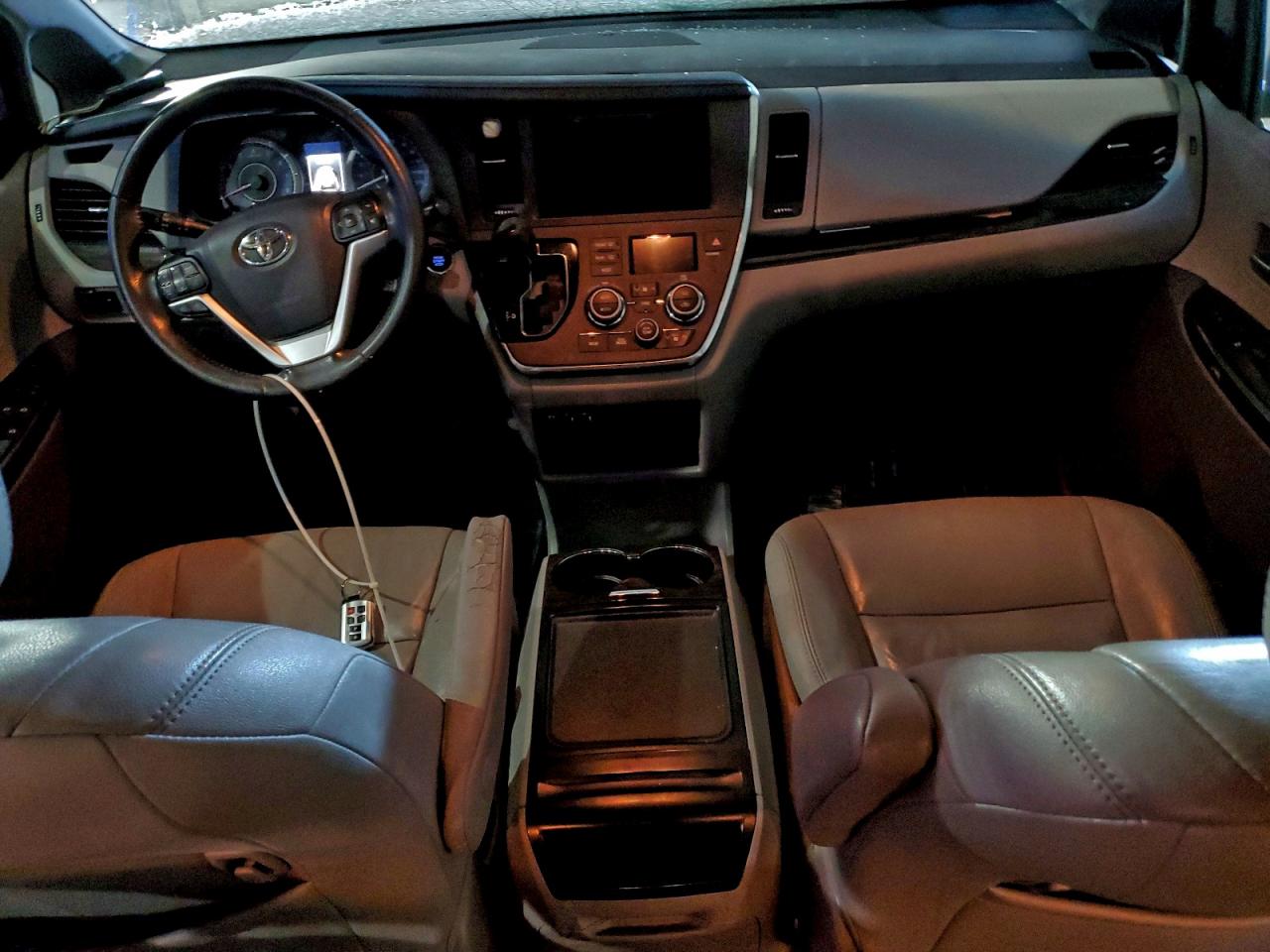 2017 TOYOTA SIENNA XLE photo 8