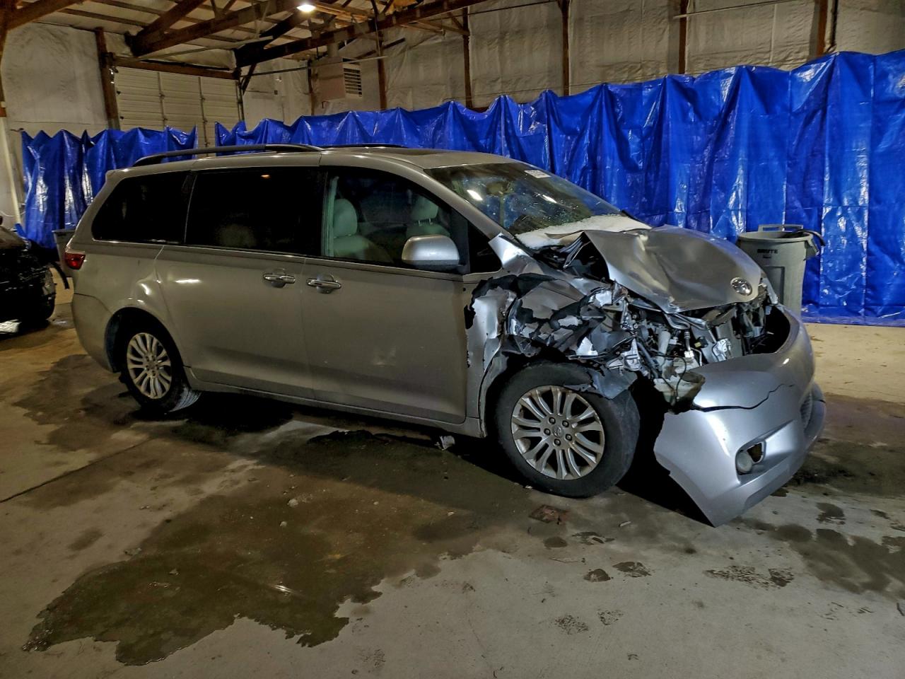 2017 TOYOTA SIENNA XLE photo 4