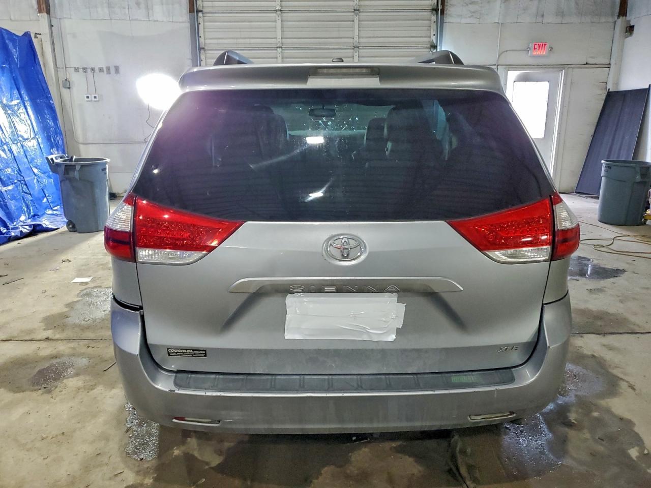 2017 TOYOTA SIENNA XLE photo 6