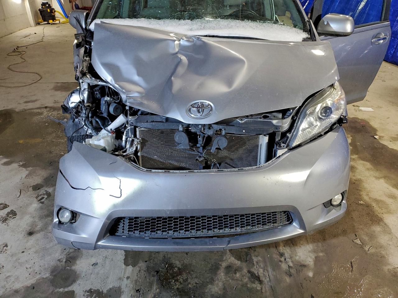 2017 TOYOTA SIENNA XLE photo 12