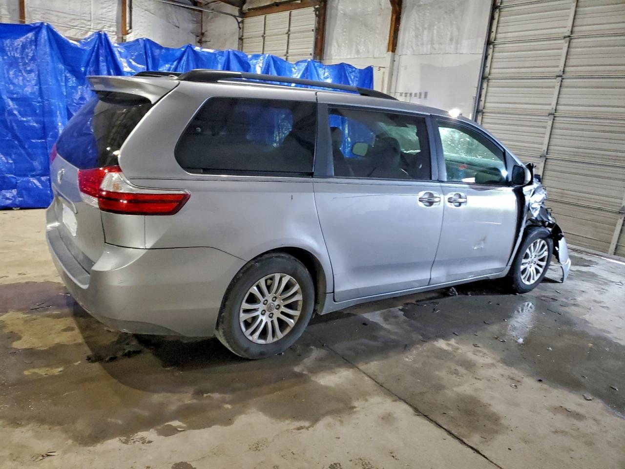2017 TOYOTA SIENNA XLE photo 3