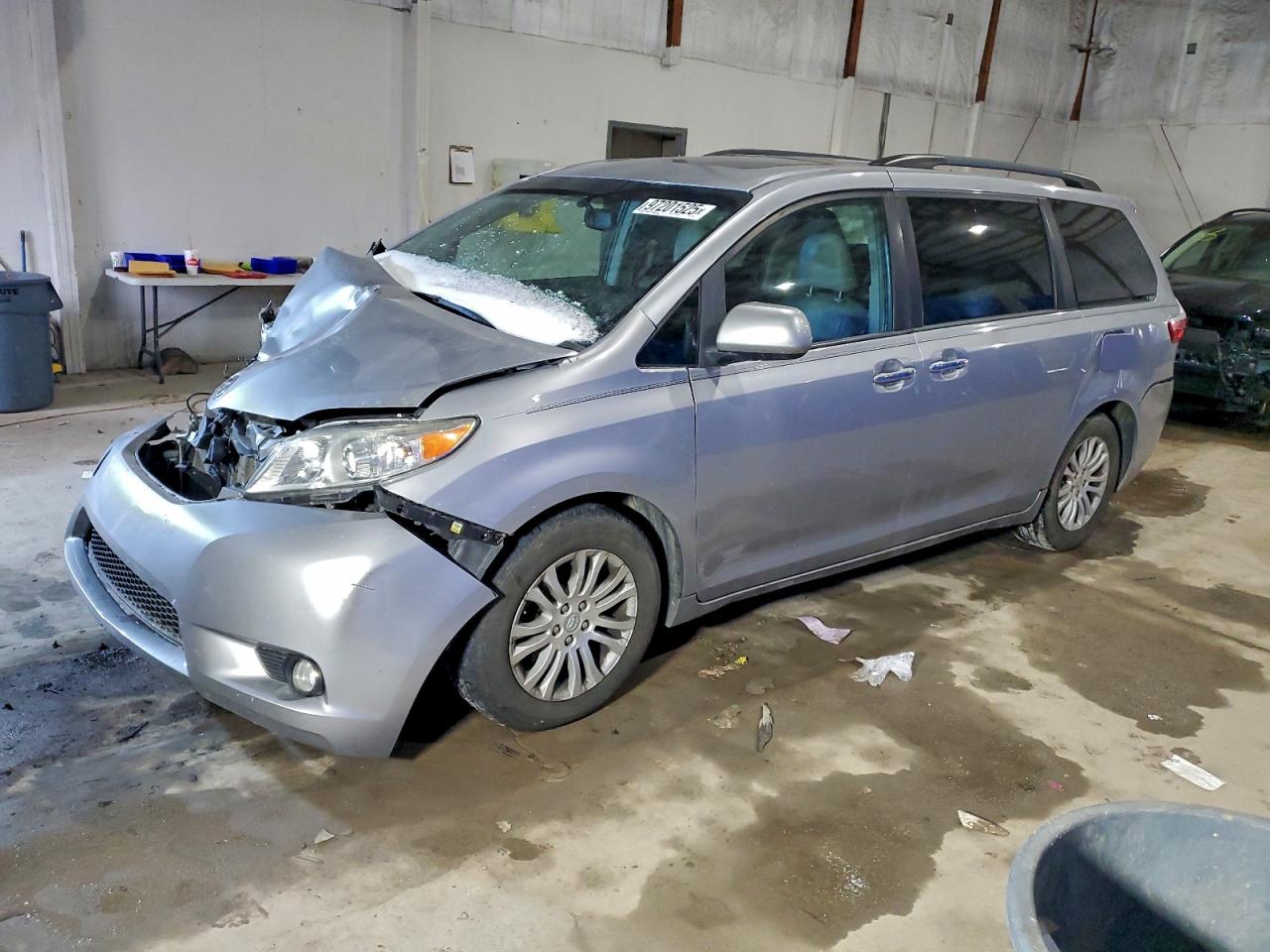 2017 TOYOTA SIENNA