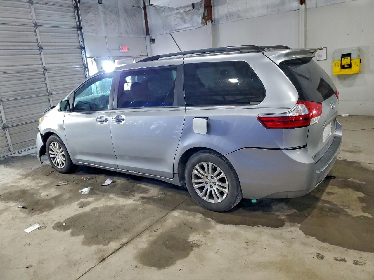 2017 TOYOTA SIENNA XLE photo 2