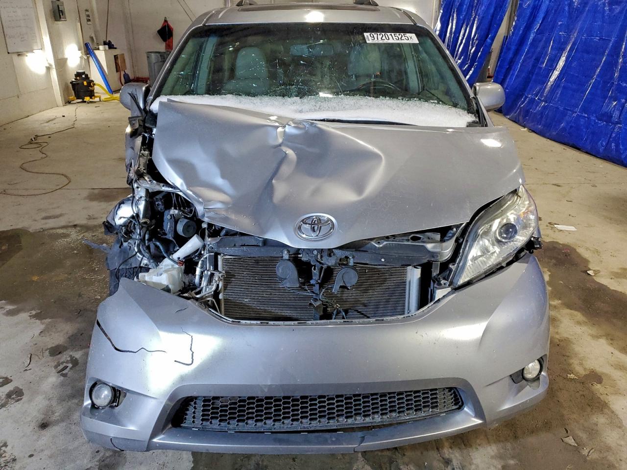 2017 TOYOTA SIENNA XLE photo 5