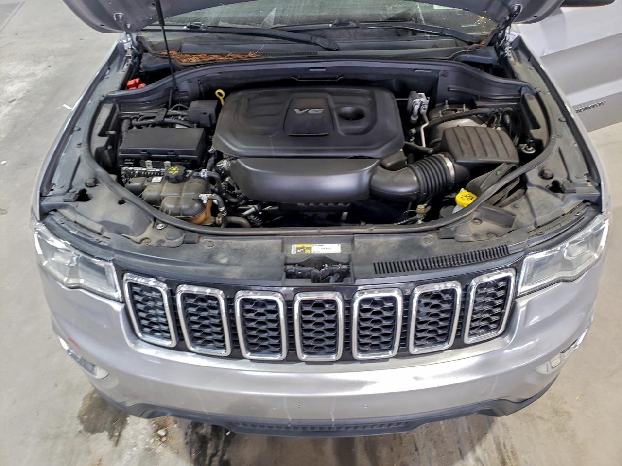 2019 JEEP GRAND CHEROKEE LAREDO photo 12