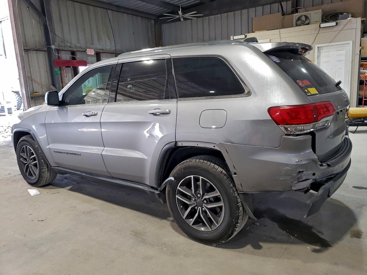 2019 JEEP GRAND CHEROKEE LAREDO photo 2