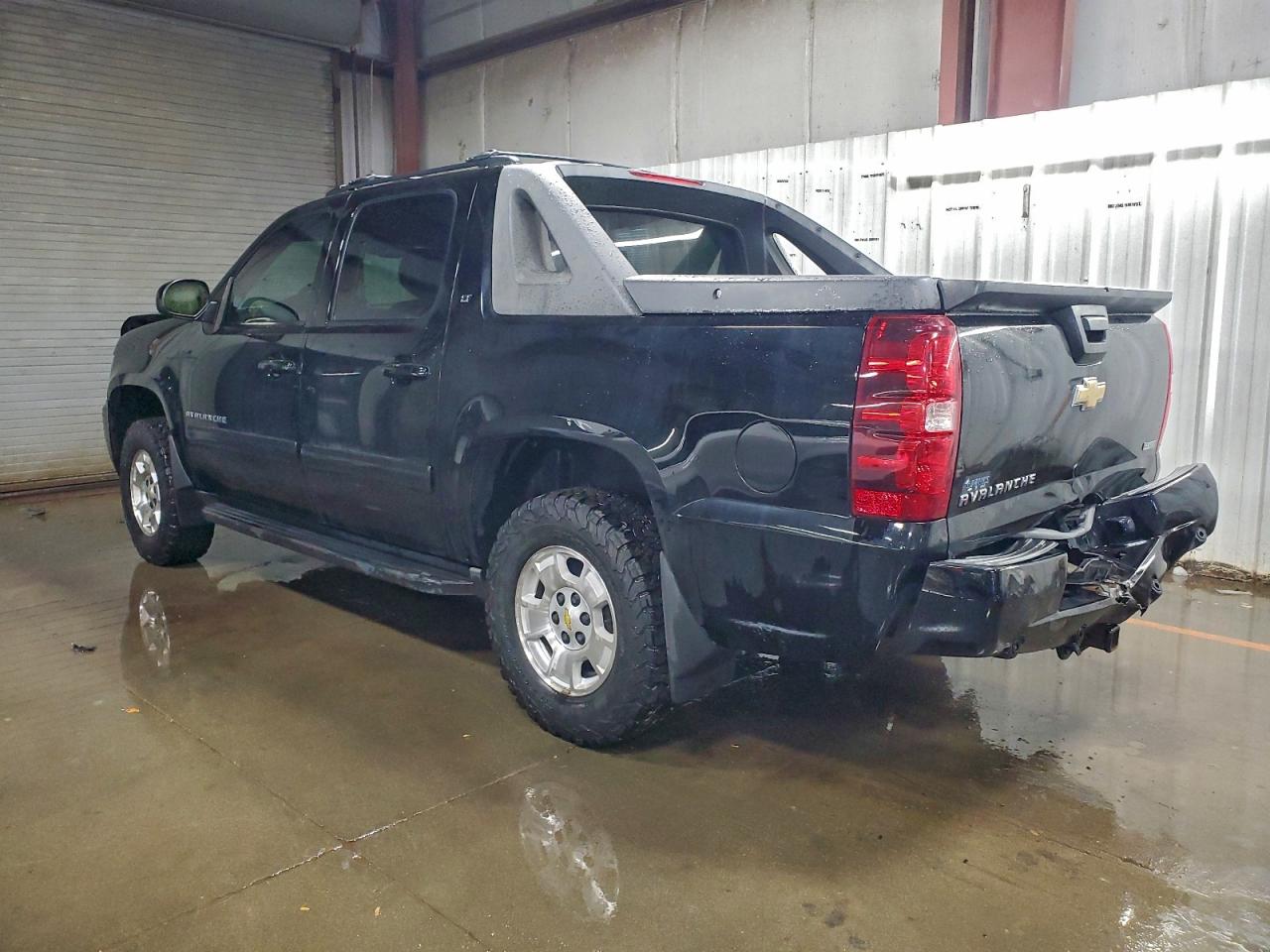 2011 CHEVROLET AVALANCHE LT photo 2
