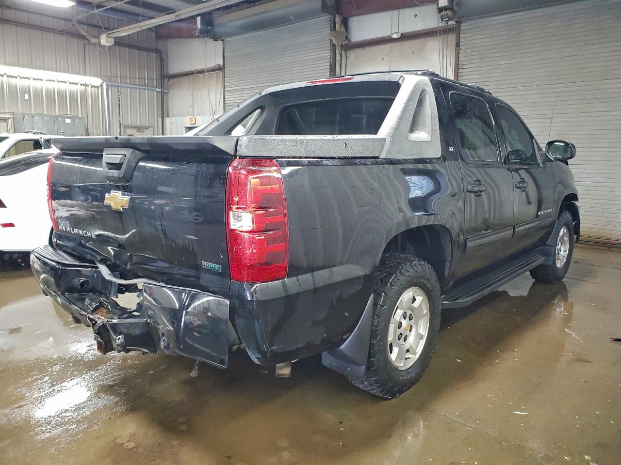 2011 CHEVROLET AVALANCHE LT photo 3