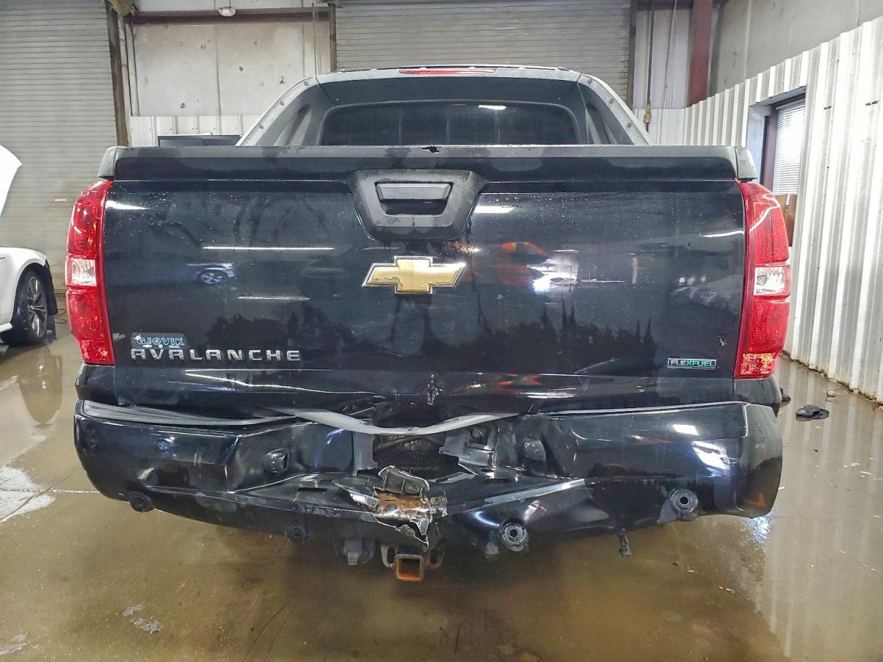 2011 CHEVROLET AVALANCHE LT photo 6
