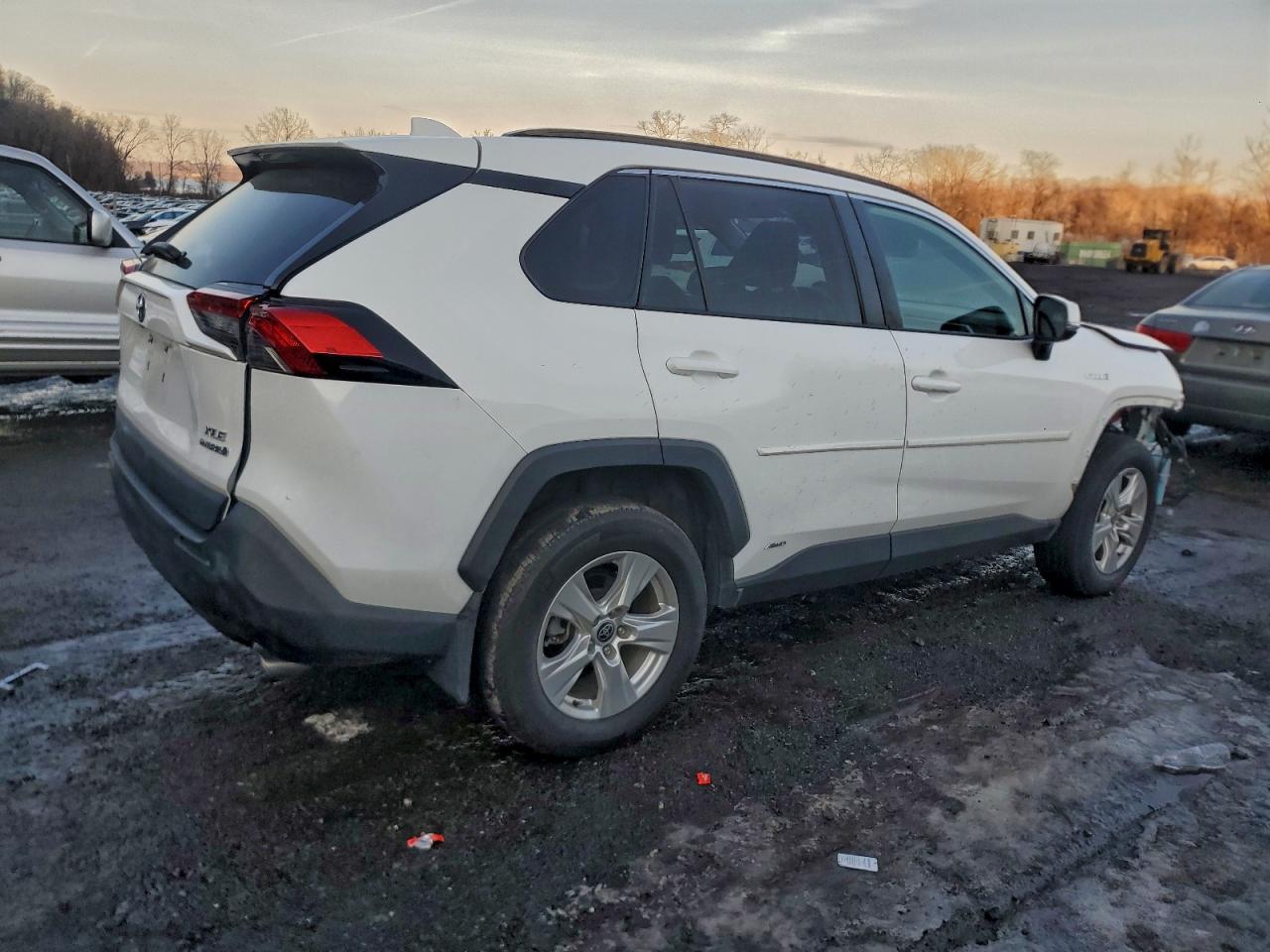 2021 TOYOTA RAV4 XLE photo 3