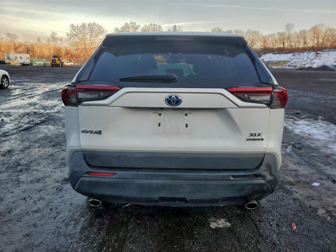 2021 TOYOTA RAV4 XLE photo 6