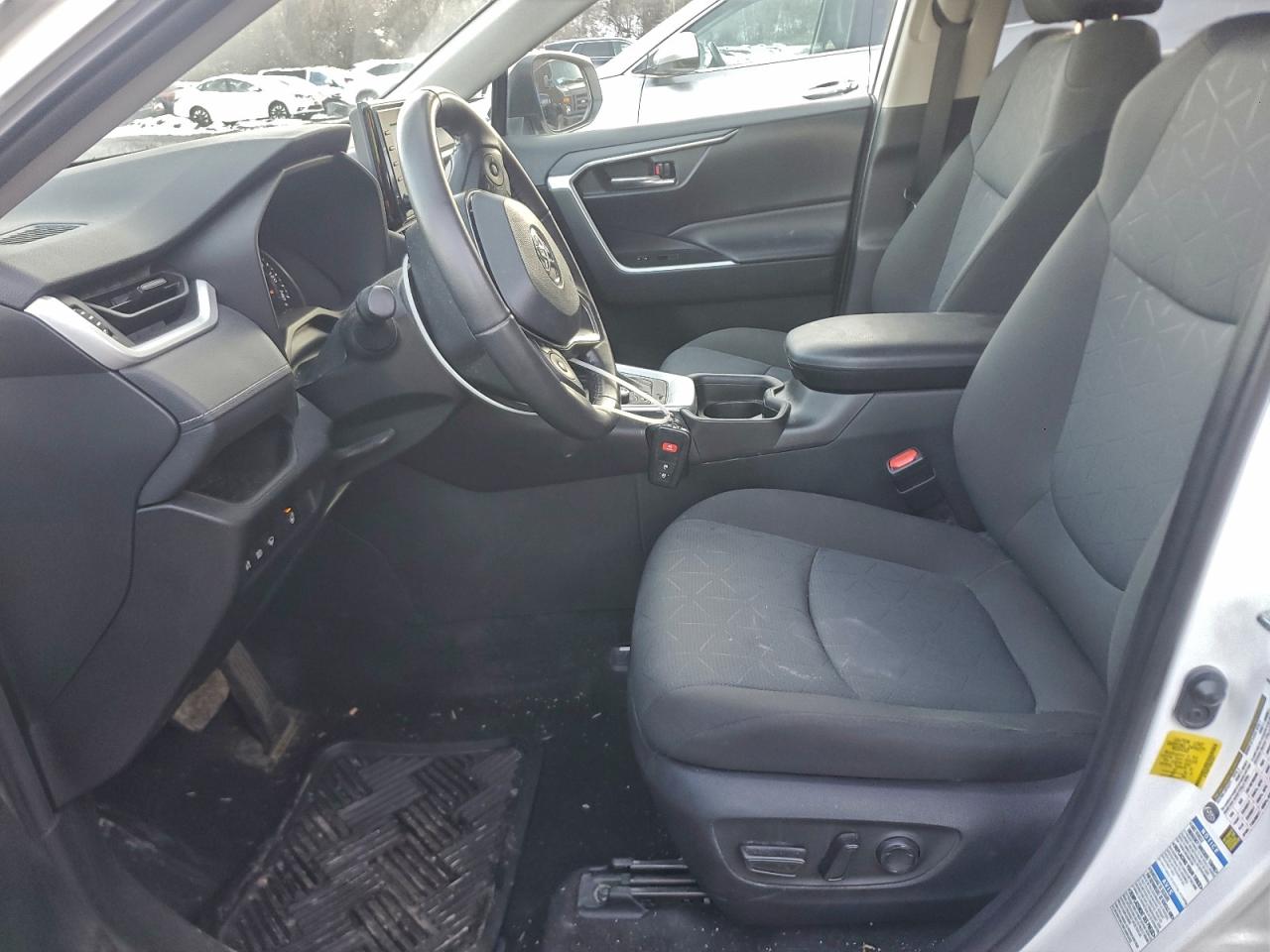 2021 TOYOTA RAV4 XLE photo 7