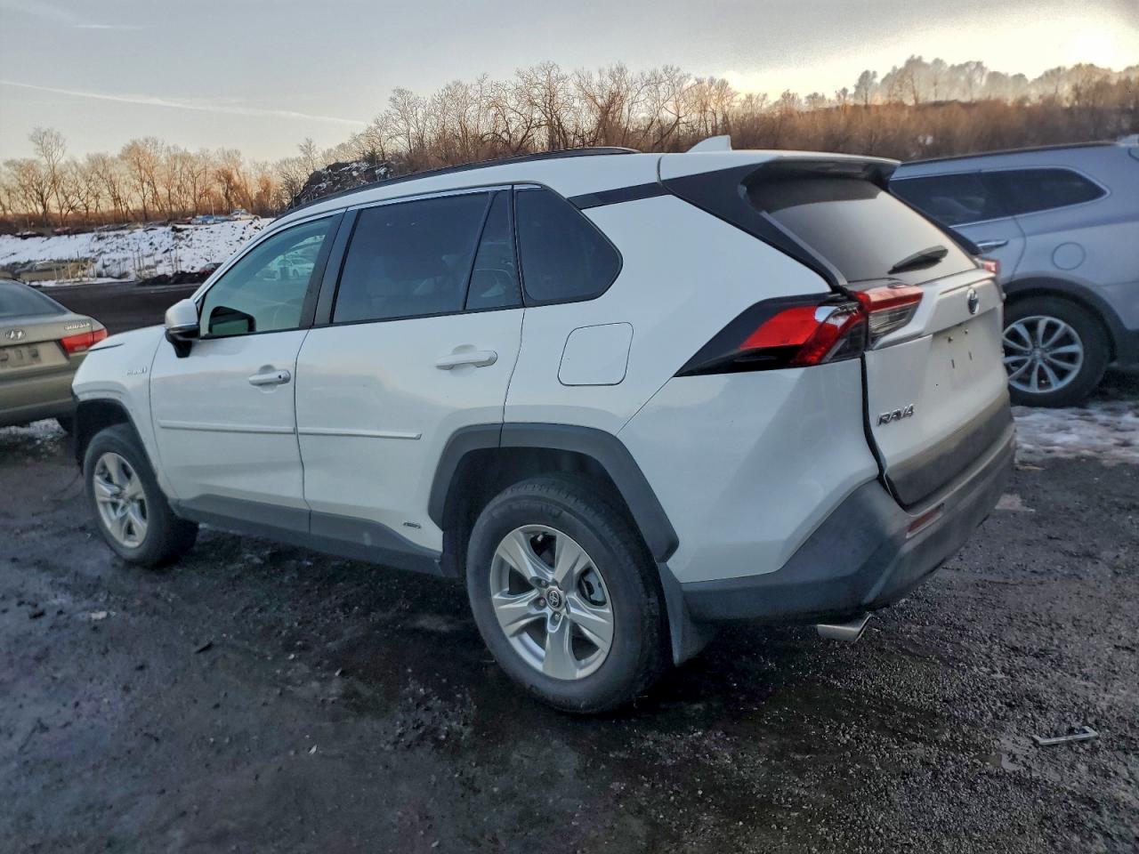 2021 TOYOTA RAV4 XLE photo 2