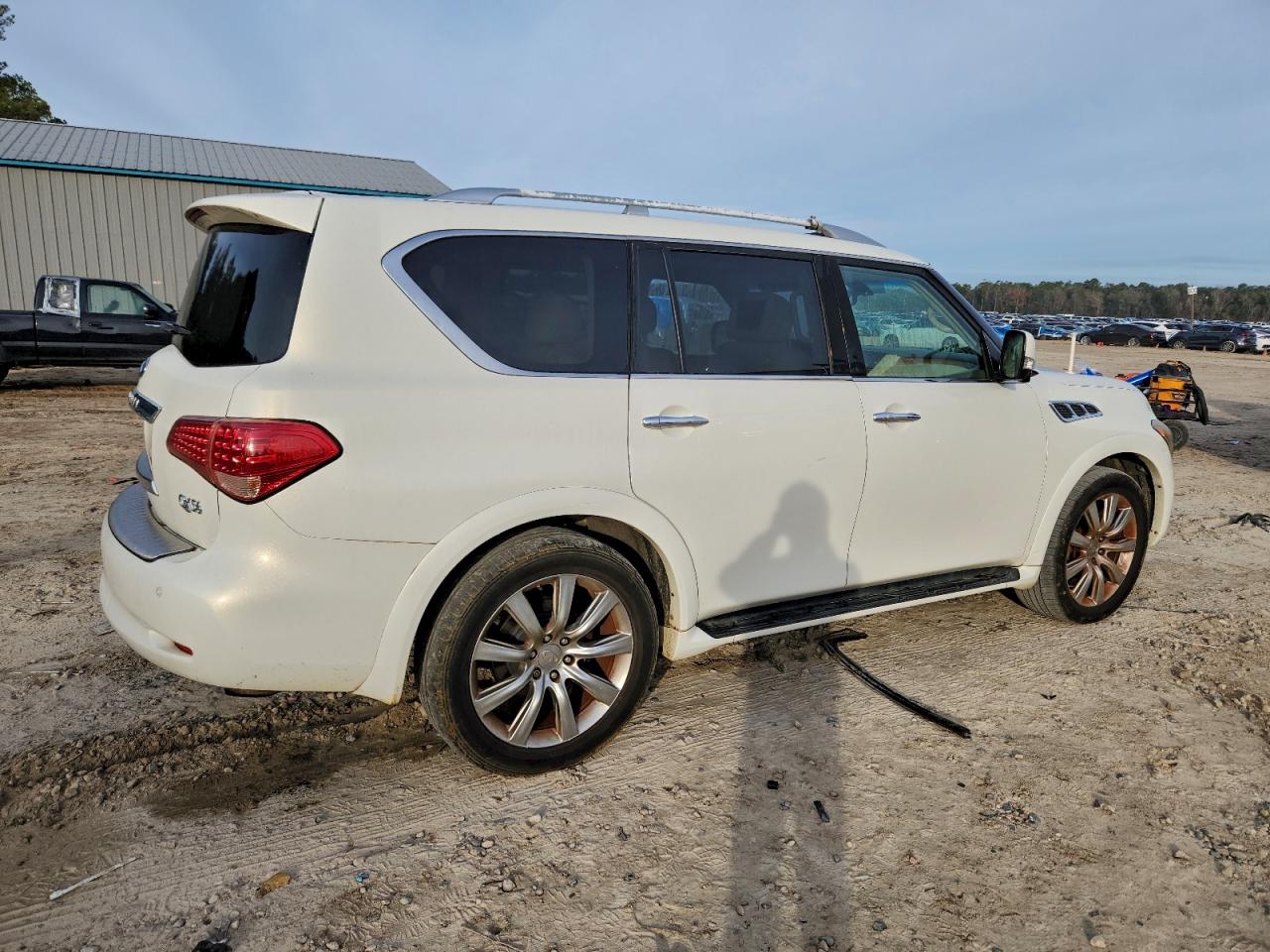 2013 INFINITI QX56 photo 3