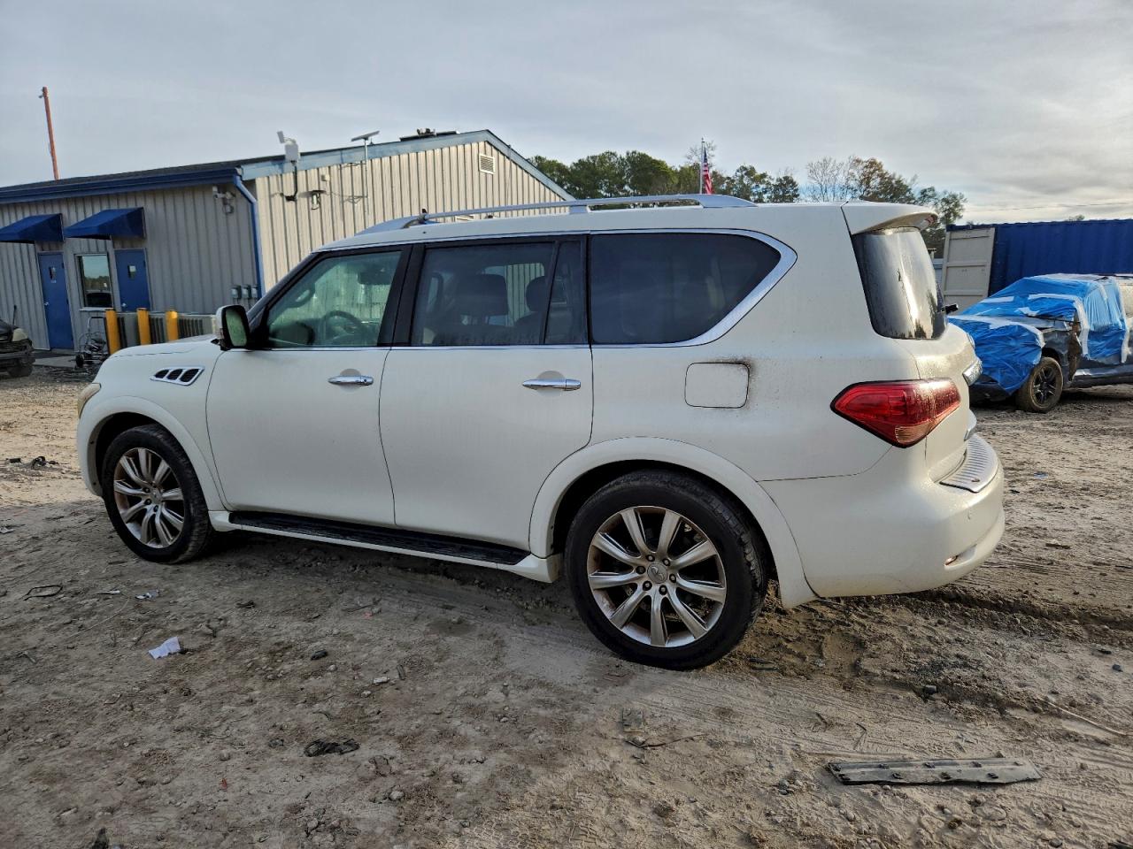 2013 INFINITI QX56 photo 2