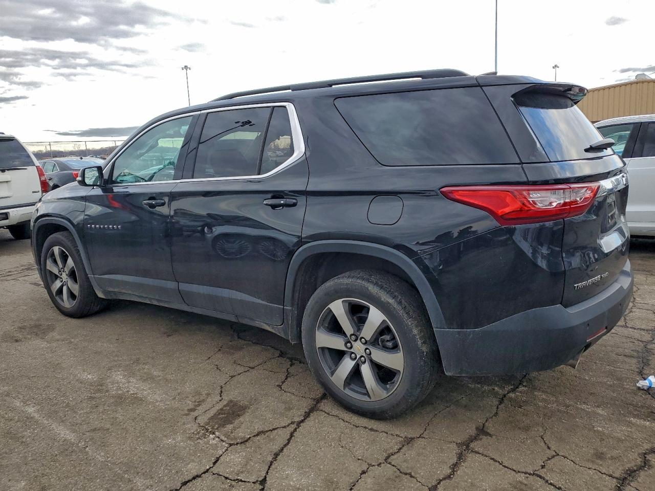 2019 CHEVROLET TRAVERSE LT photo 2