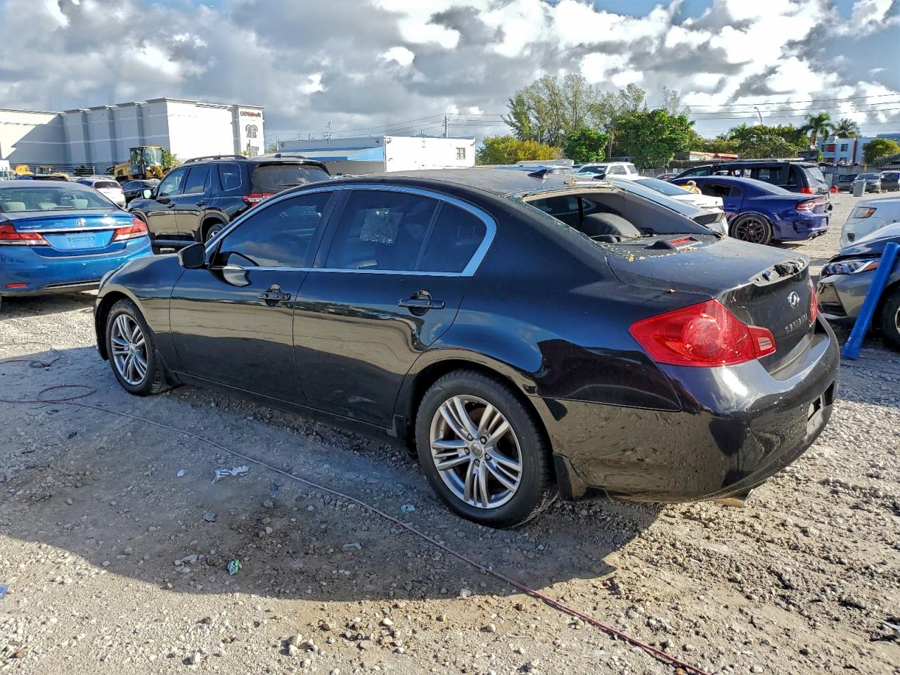 2013 INFINITI G37 photo 2