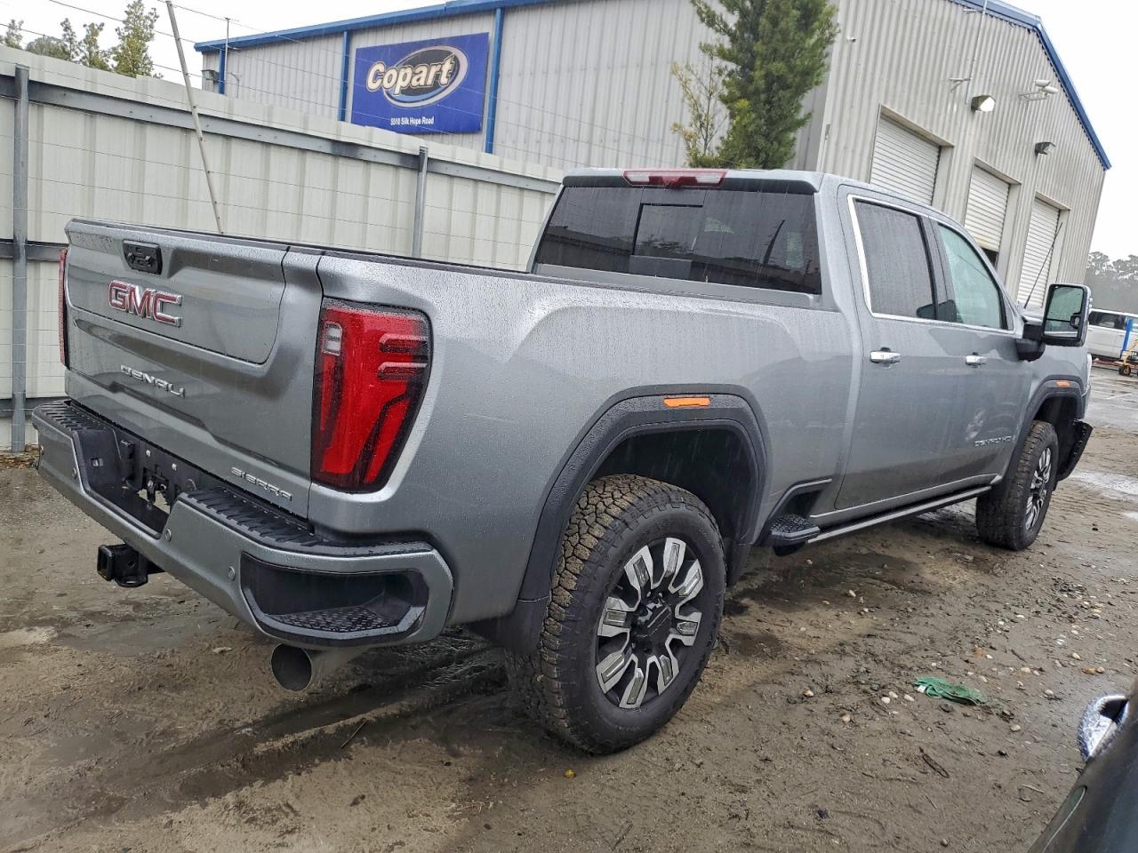 2025 GMC SIERRA K2500 DENALI photo 3