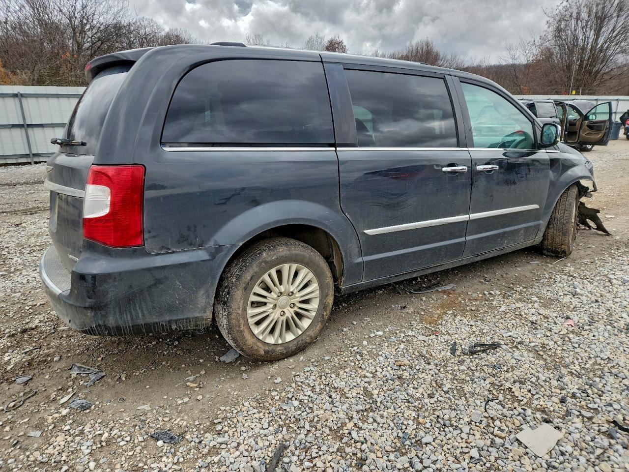 2012 CHRYSLER TOWN & COUNTRY LIMITED photo 3