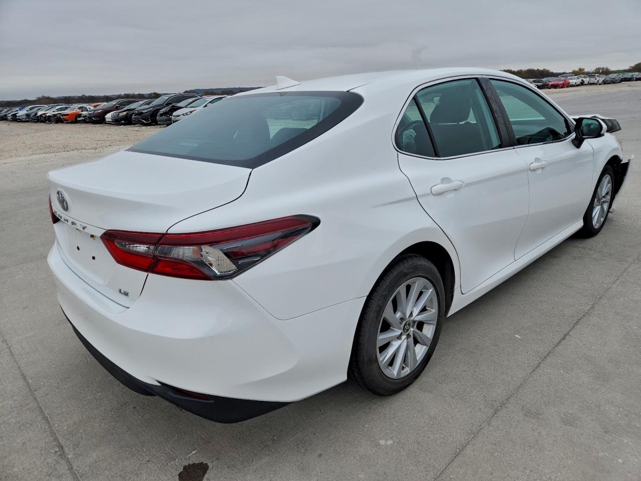 2022 TOYOTA CAMRY LE photo 3