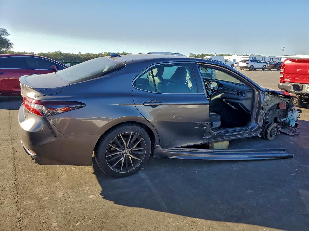 2022 TOYOTA CAMRY SE photo 3