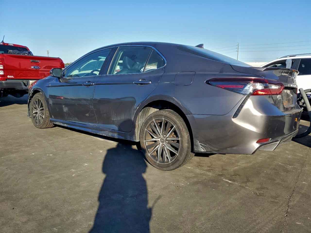 2022 TOYOTA CAMRY SE photo 2