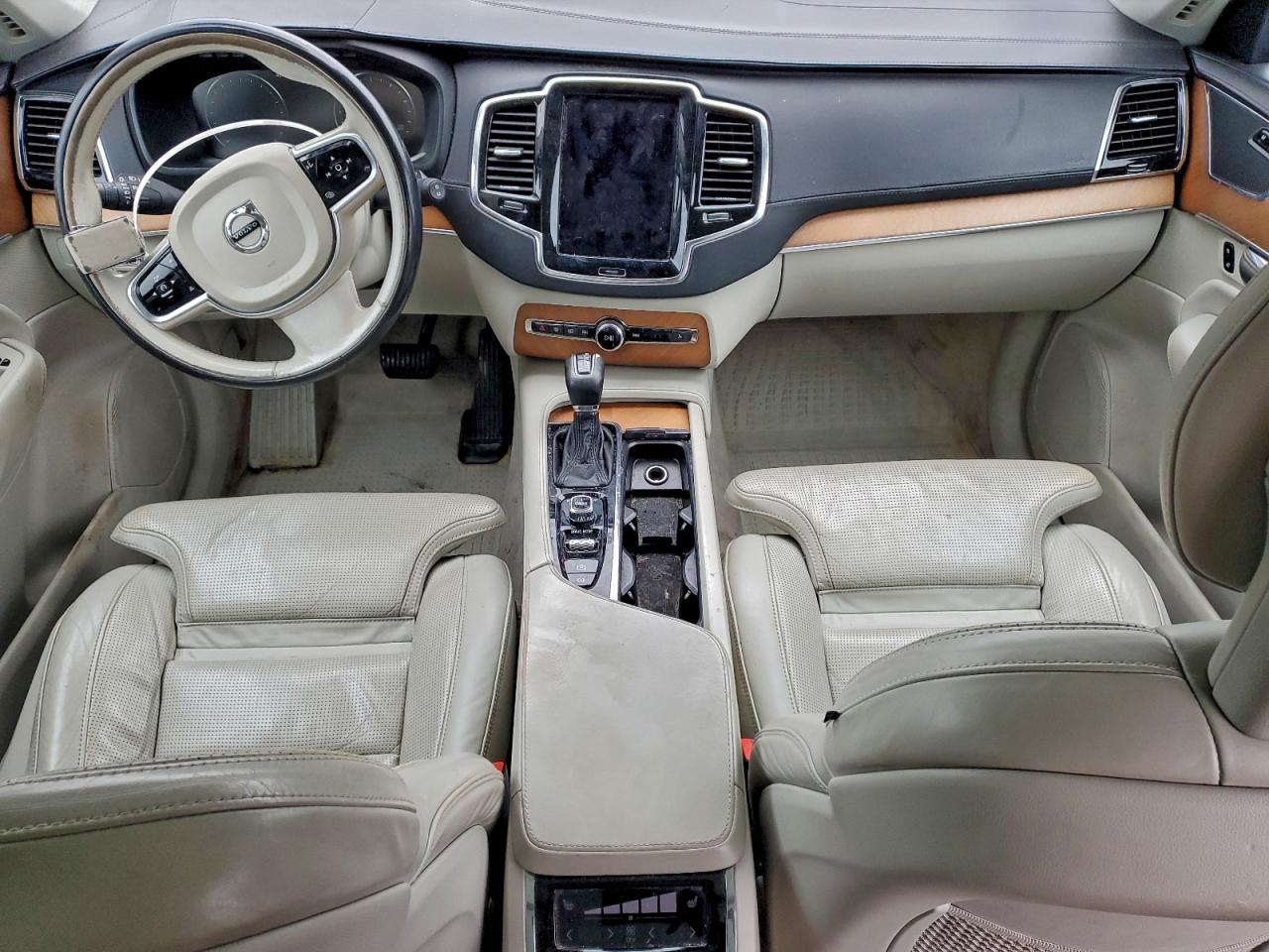 2016 VOLVO XC90 T6 photo 8