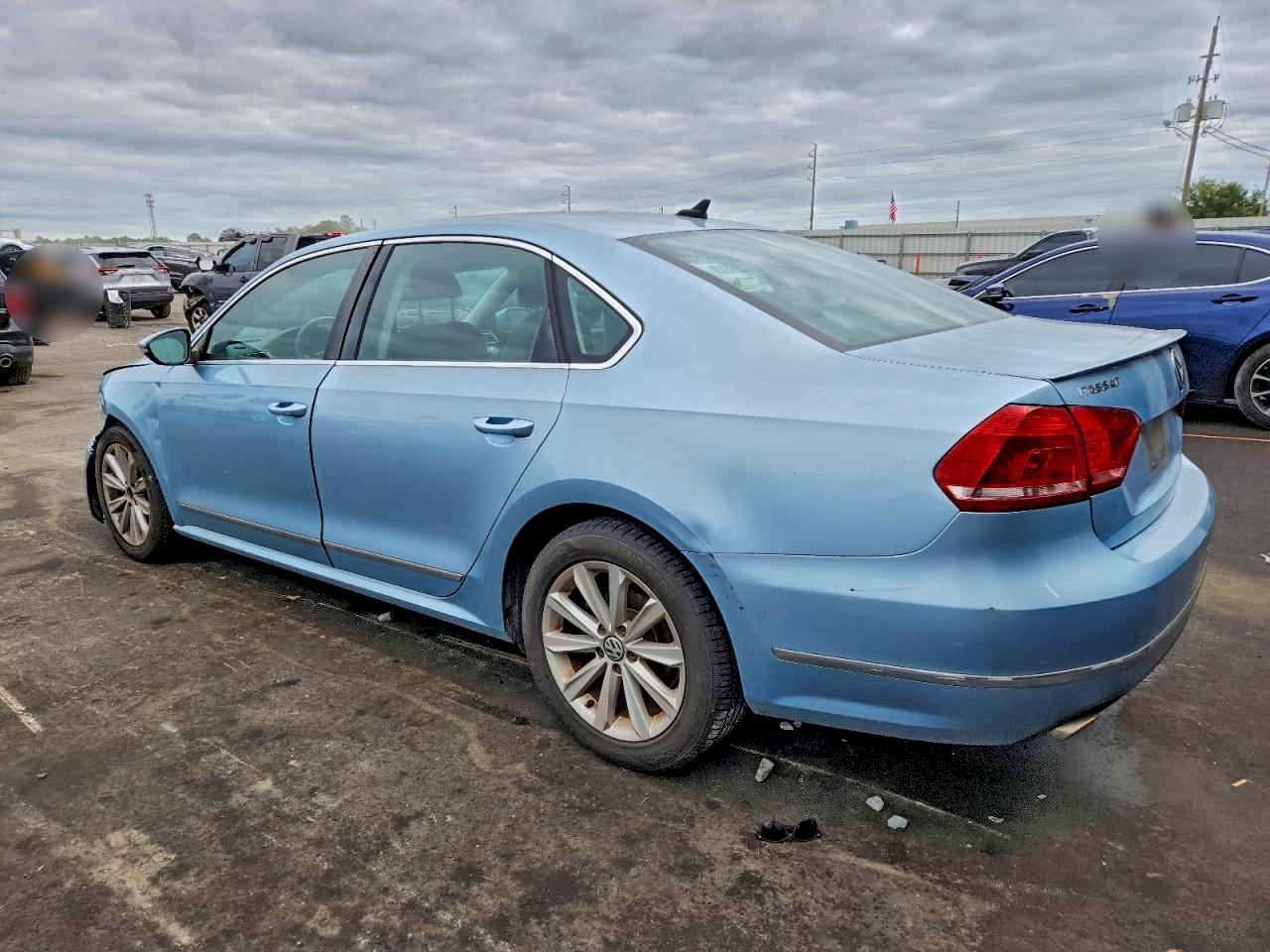 2012 VOLKSWAGEN PASSAT SEL photo 2