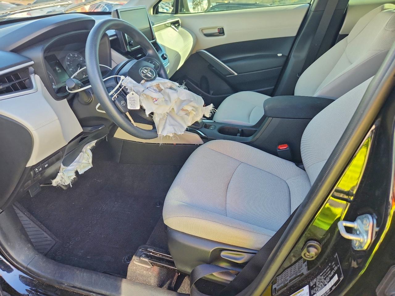 2025 TOYOTA COROLLA CROSS L photo 13