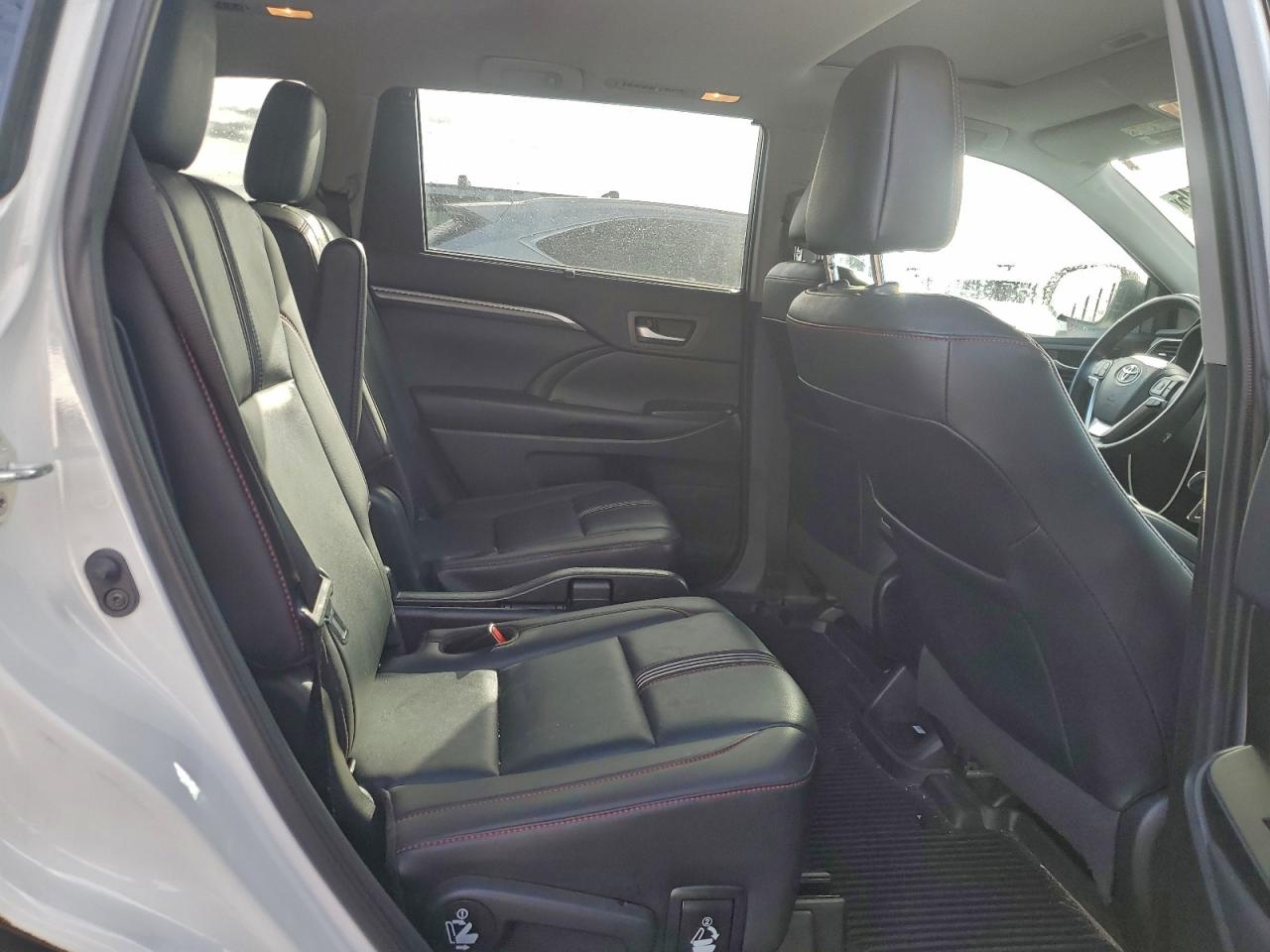 2019 TOYOTA HIGHLANDER SE photo 11