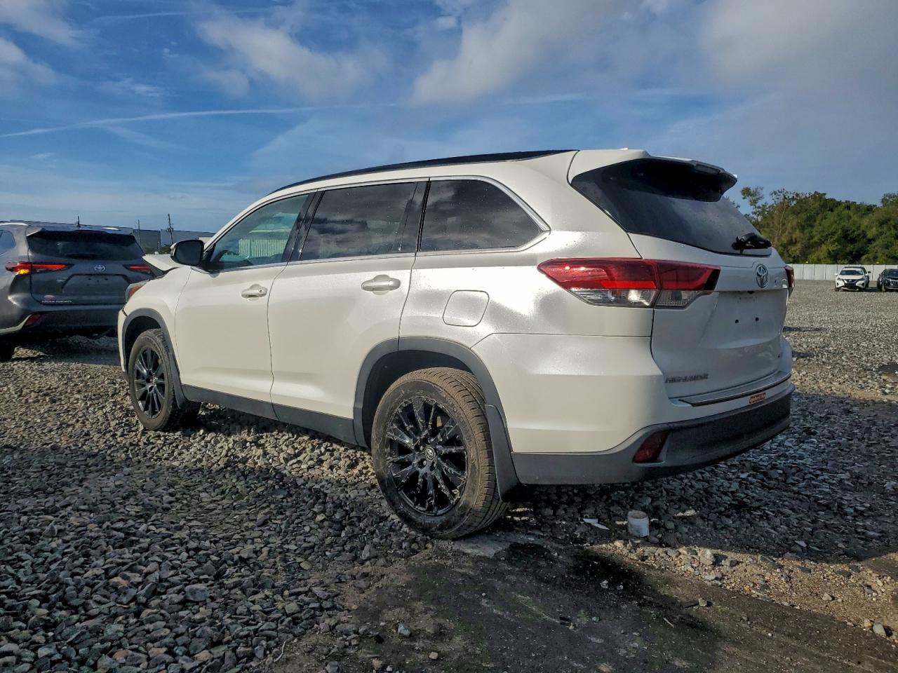 2019 TOYOTA HIGHLANDER SE photo 2