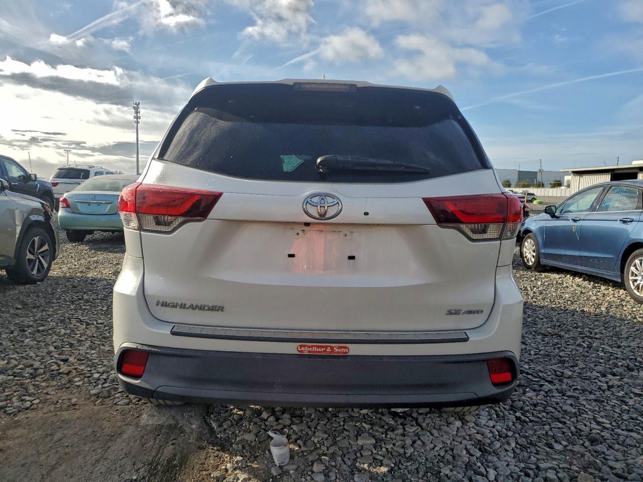 2019 TOYOTA HIGHLANDER SE photo 6