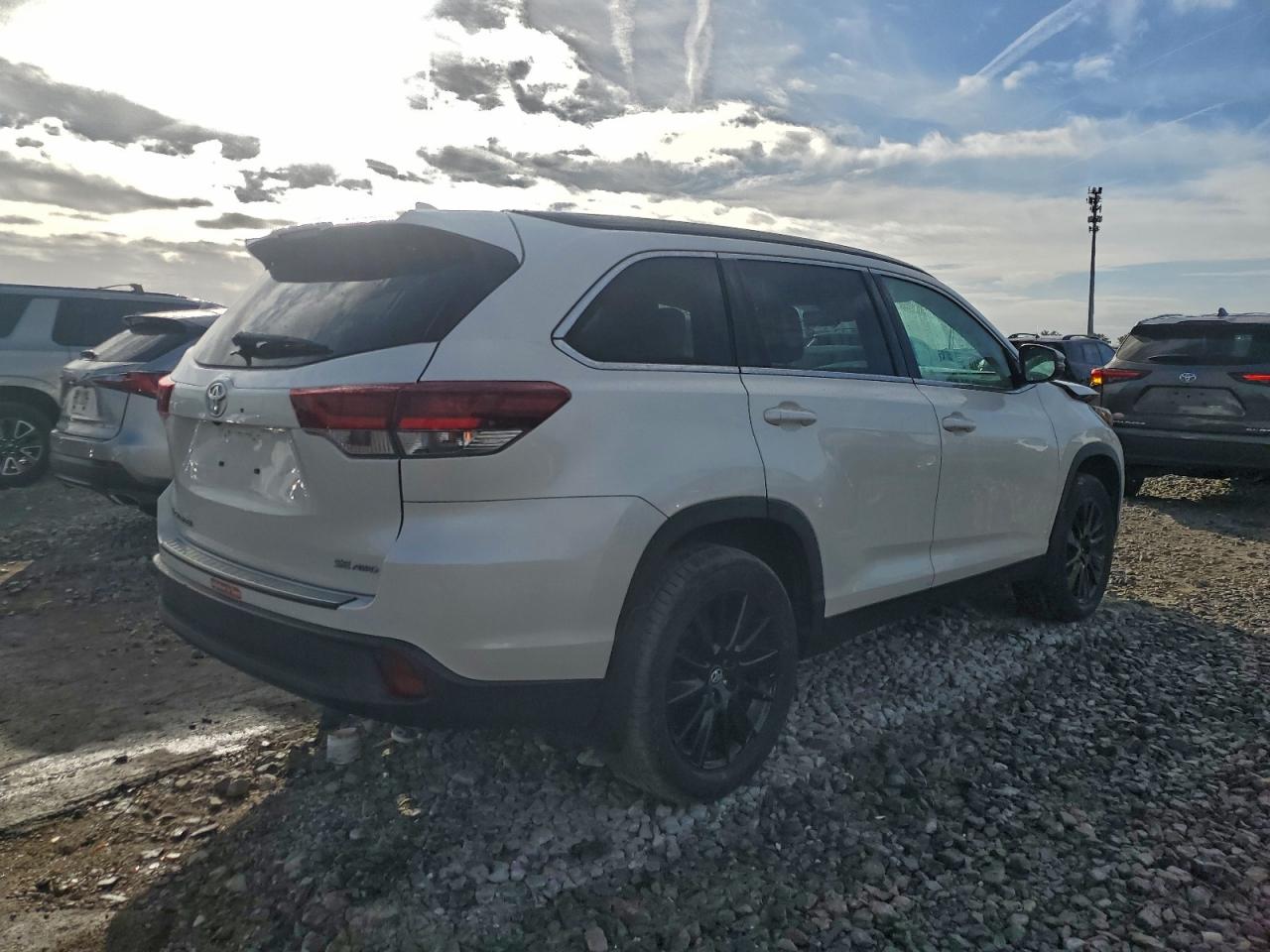 2019 TOYOTA HIGHLANDER SE photo 3