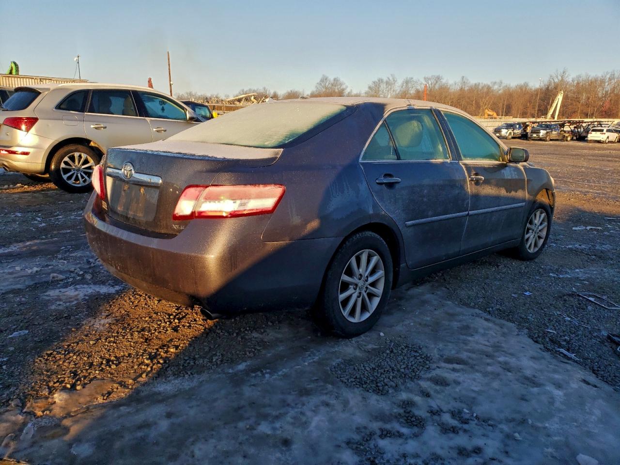 2010 TOYOTA CAMRY BASE photo 3