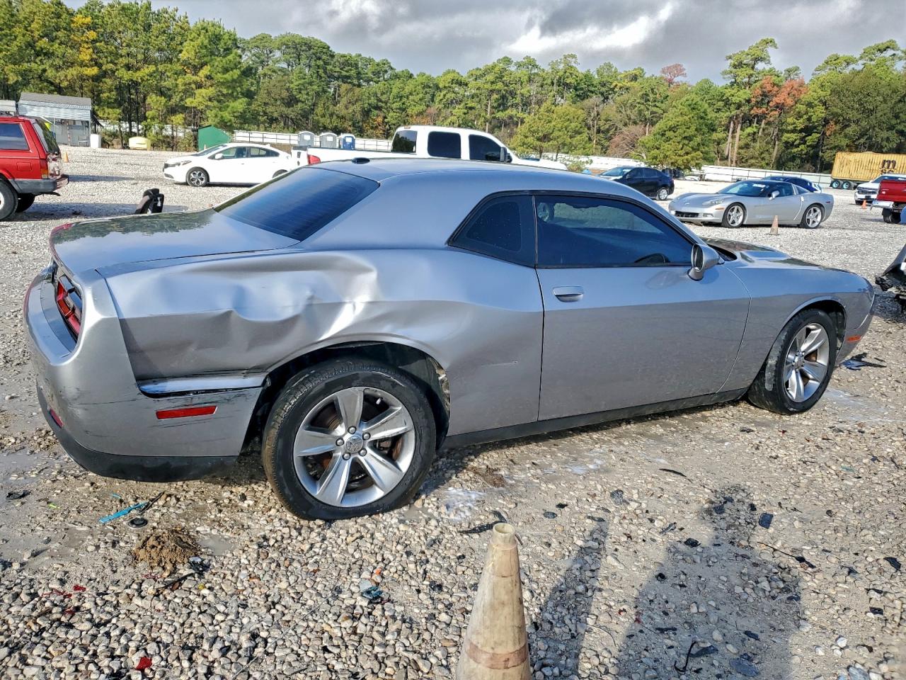 2016 DODGE CHALLENGER SXT photo 3