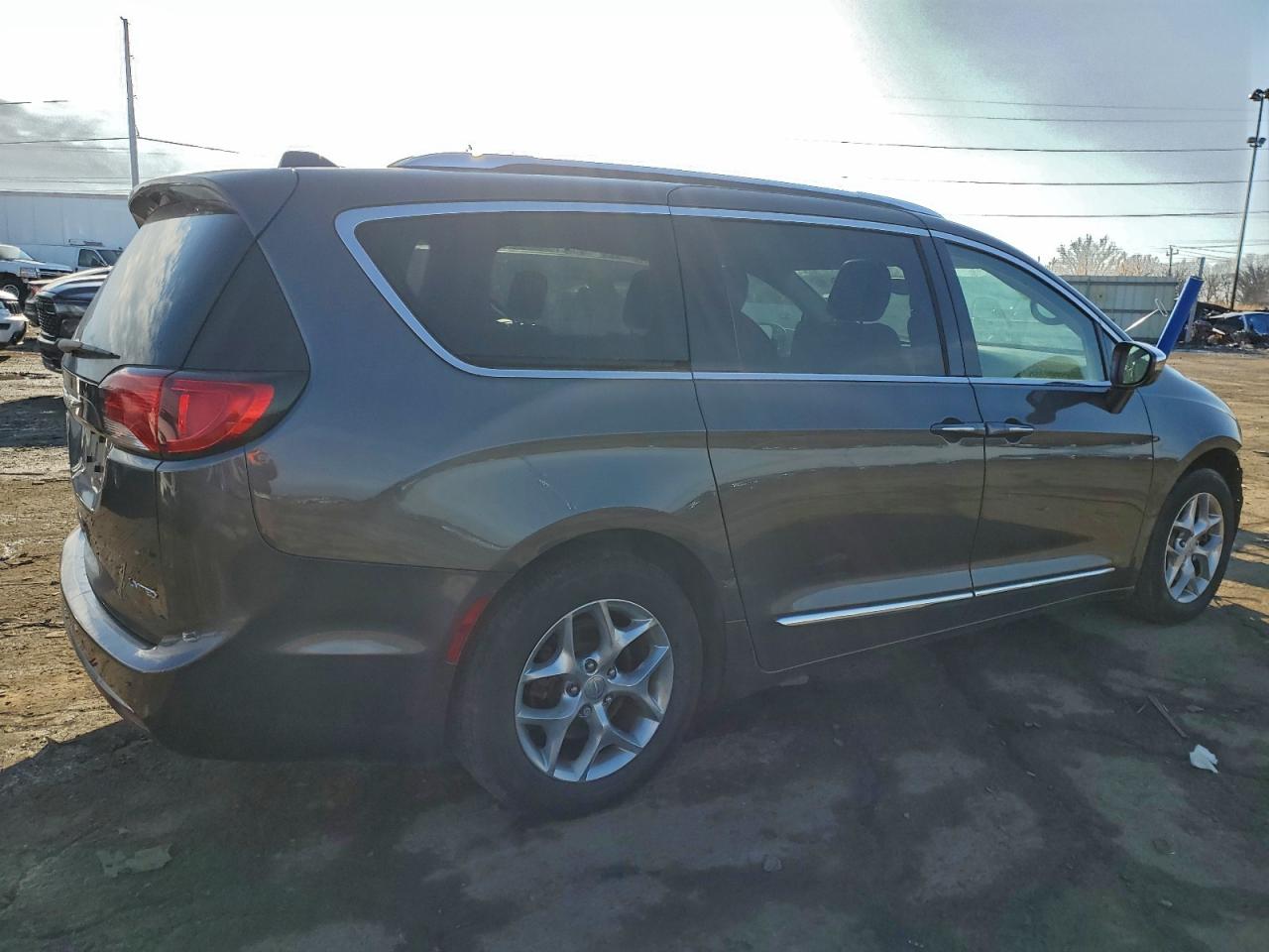 2019 CHRYSLER PACIFICA LIMITED photo 3
