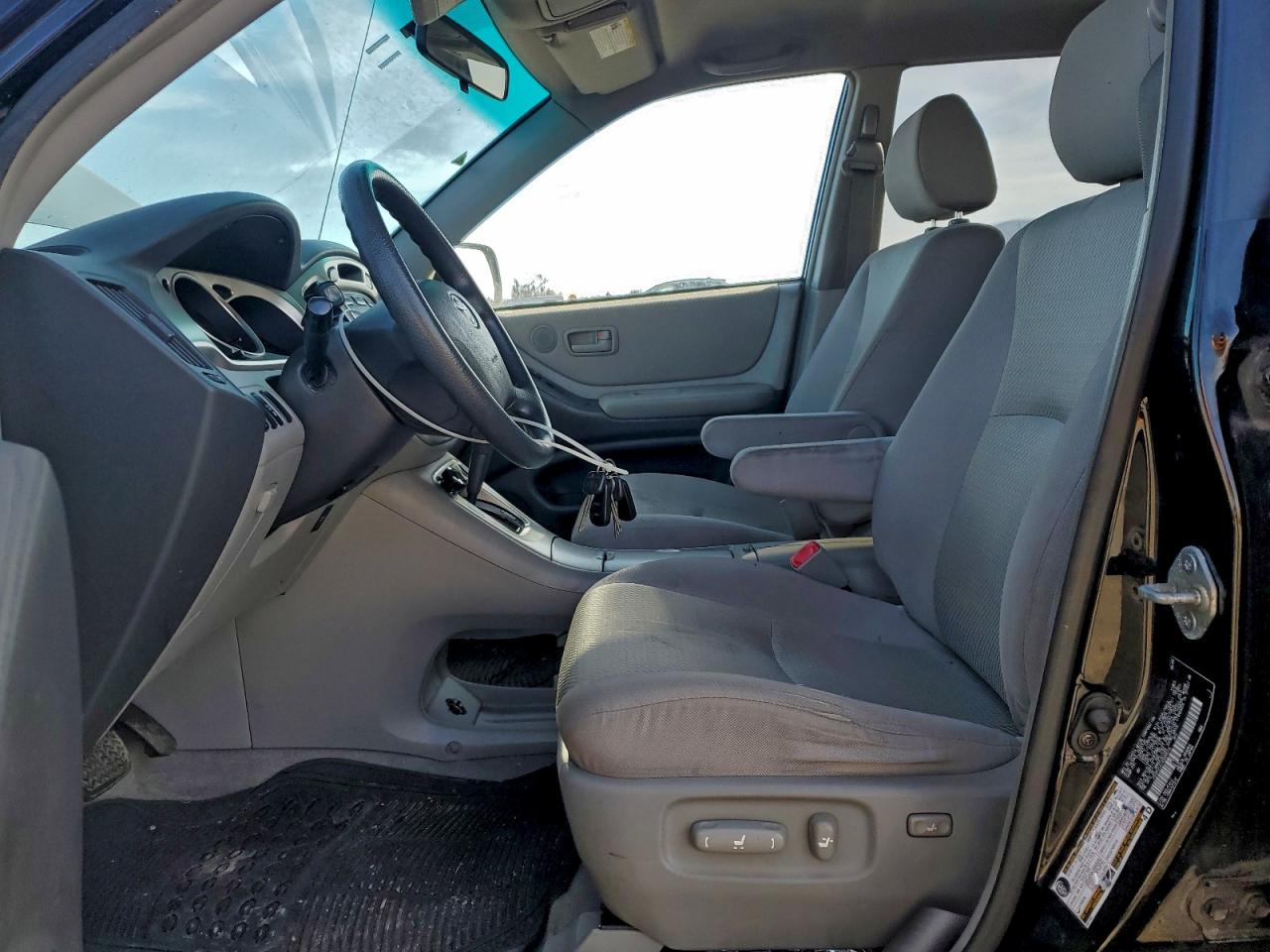 2004 TOYOTA HIGHLANDER BASE photo 7