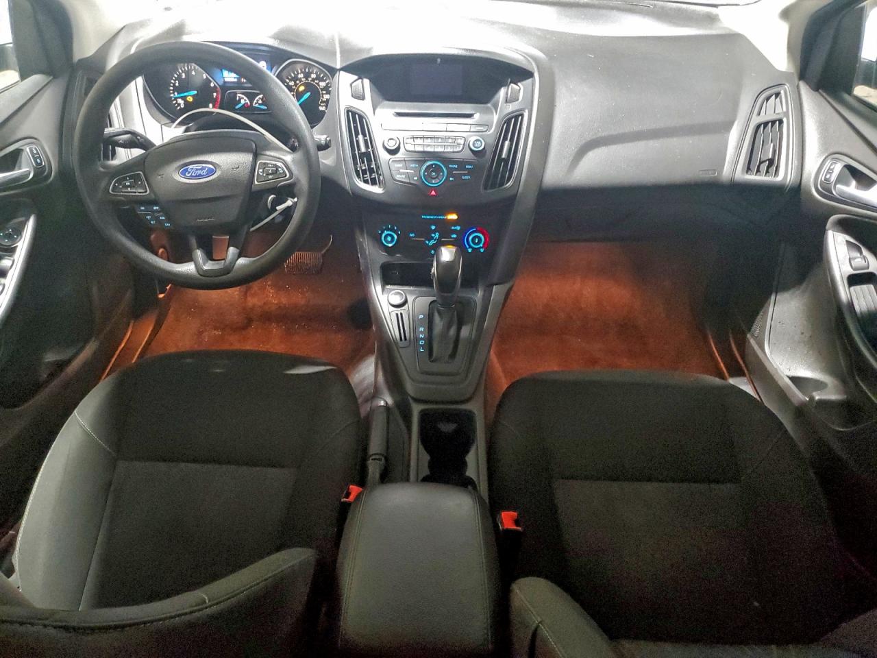 2015 FORD FOCUS SE photo 8