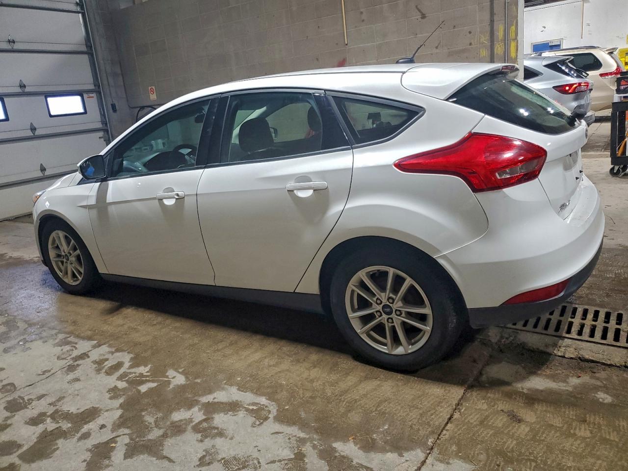2015 FORD FOCUS SE photo 2