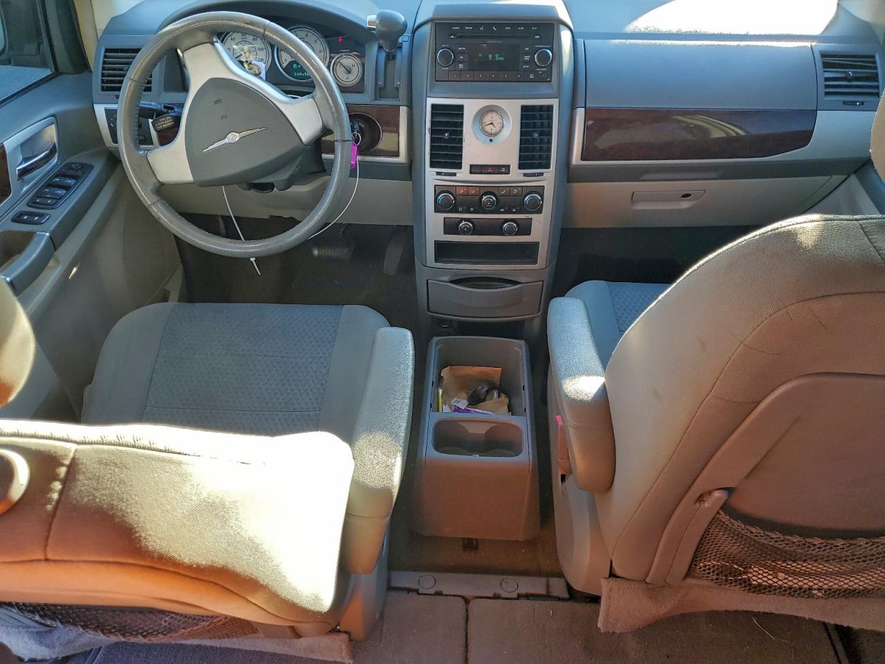2010 CHRYSLER TOWN & COUNTRY TOURING photo 8